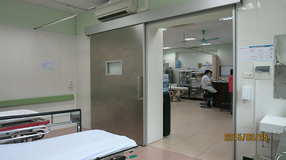 cửa phòng điều trị tích cực tại Bệnh viện Đại học Y 04.jpg